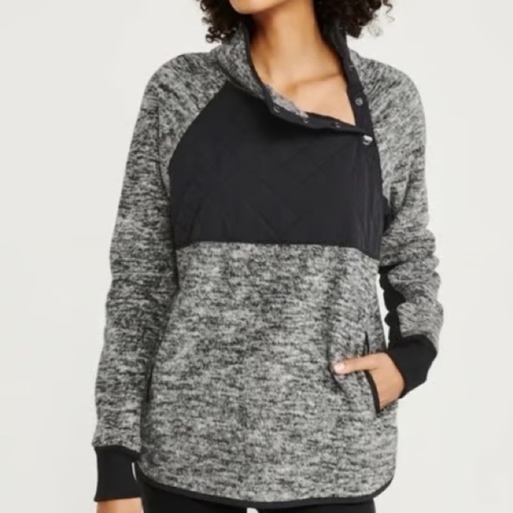 Égy Gray and Black Sweater